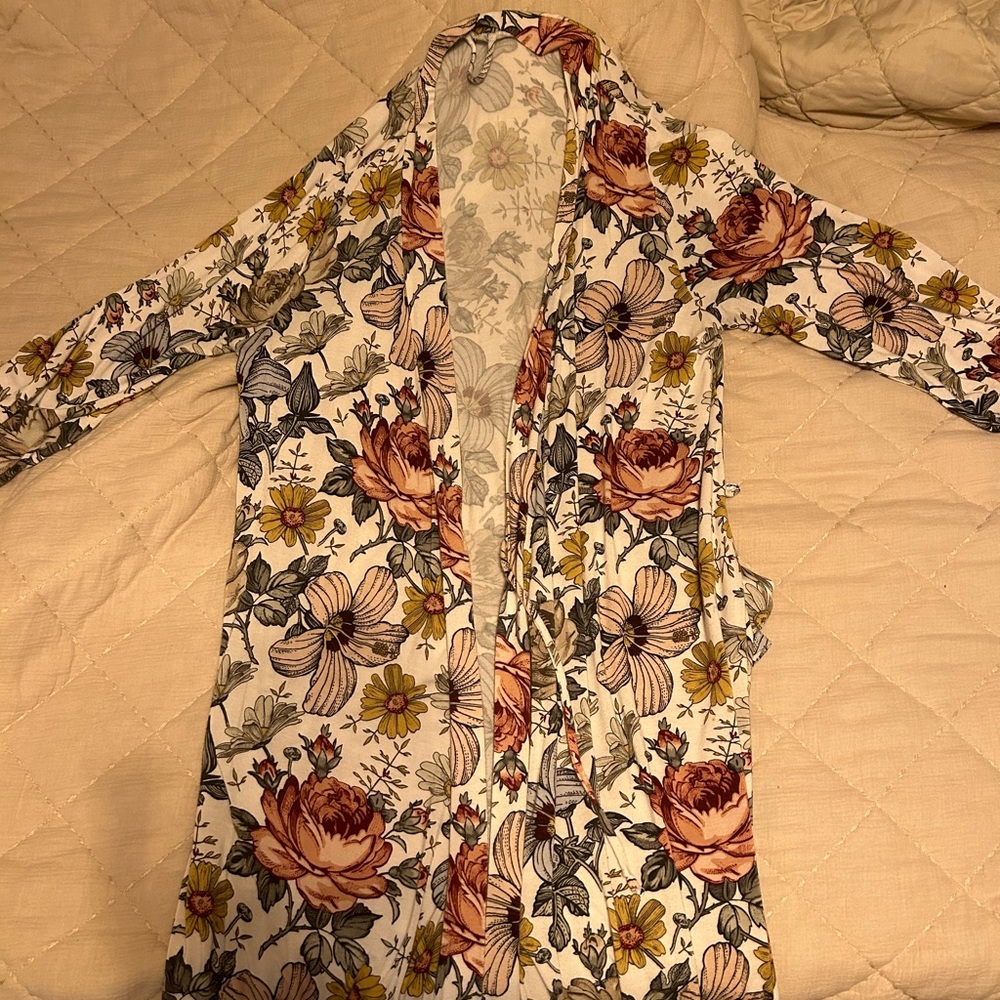 Caden lane robe. excellent condition. Size medium.